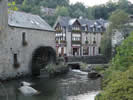 Vieux moulin sur le bord de l'Aven.